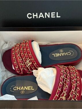 CHANEL Dark Fuchsia SIZE 37 chain CC logo slides